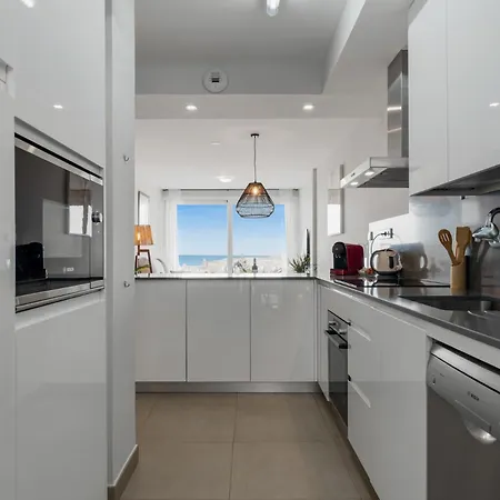 Vivi Homes - Sultana Gym, Pool, Terrace & Sea View شقة *