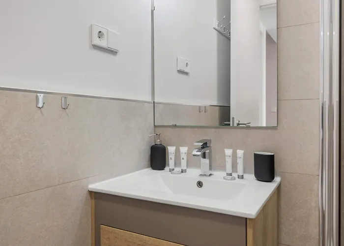 Vivi Homes - Sultana Gym, Pool, Terrace & Sea View *