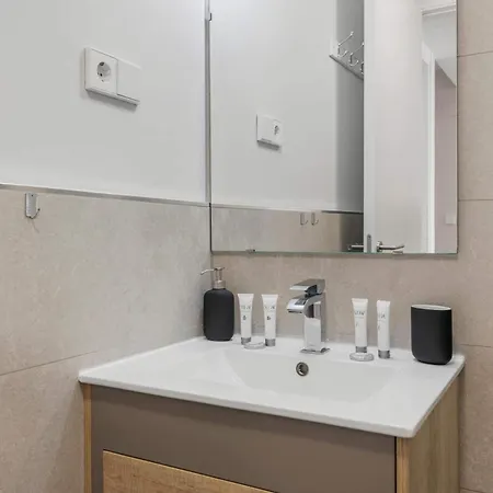 Vivi Homes - Sultana Gym, Pool, Terrace & Sea View *